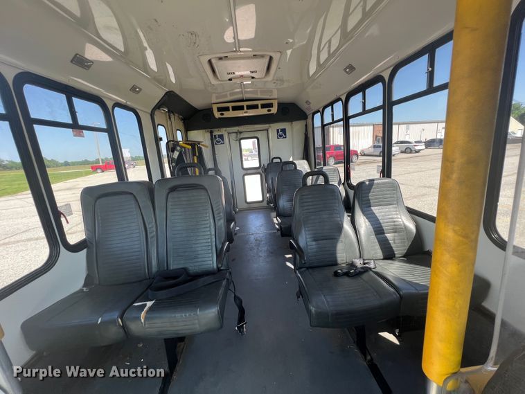 image for item HL9024 2006 Ford E350 Super Duty  shuttle bus