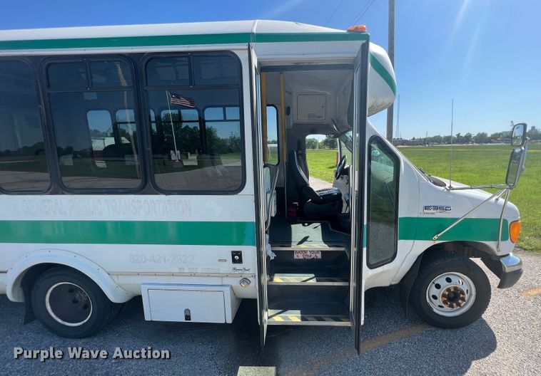 image for item HL9024 2006 Ford E350 Super Duty  shuttle bus