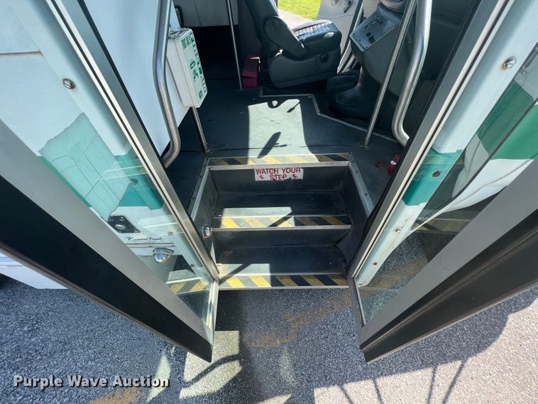 image for item HL9024 2006 Ford E350 Super Duty  shuttle bus