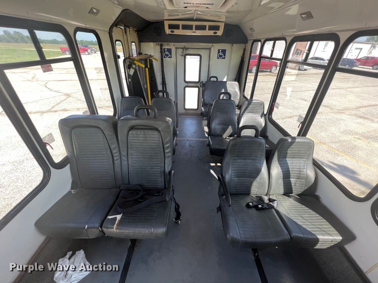 image for item HL9024 2006 Ford E350 Super Duty  shuttle bus