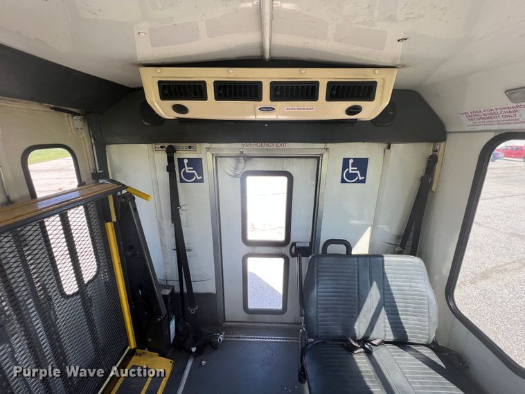 image for item HL9024 2006 Ford E350 Super Duty  shuttle bus