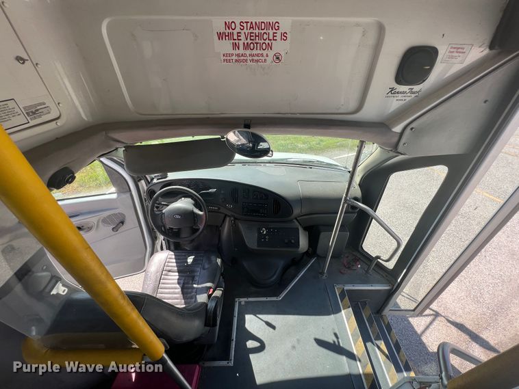 image for item HL9024 2006 Ford E350 Super Duty  shuttle bus