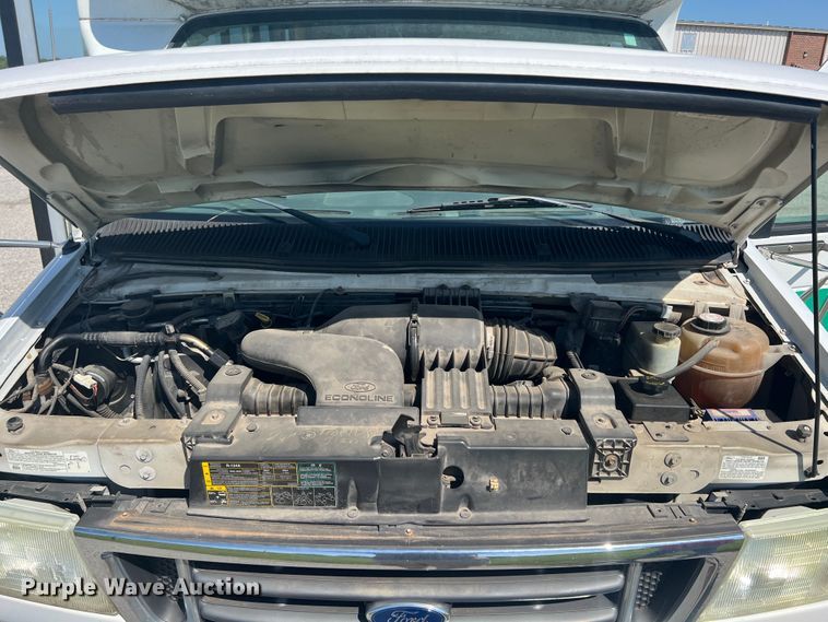 image for item HL9024 2006 Ford E350 Super Duty  shuttle bus