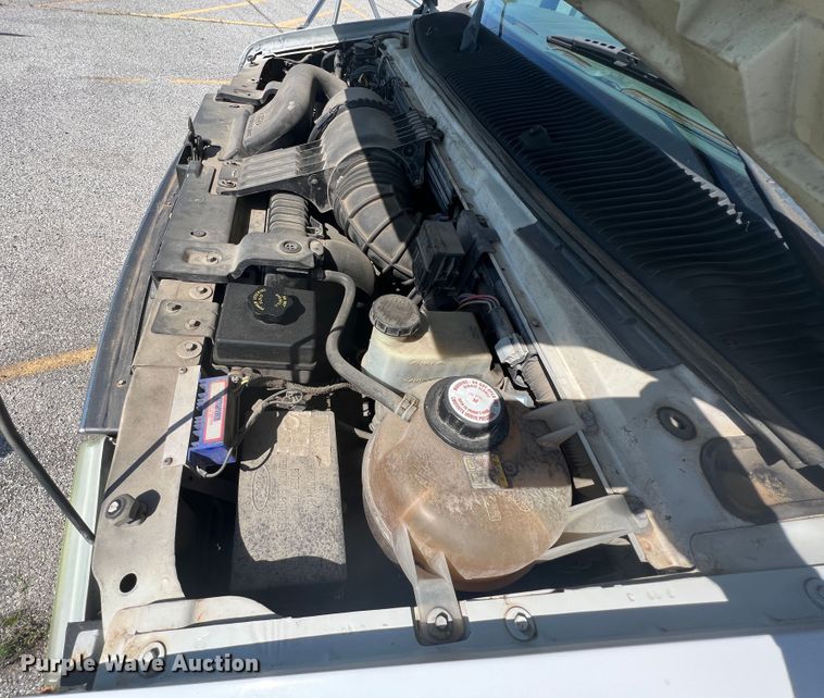 image for item HL9024 2006 Ford E350 Super Duty  shuttle bus