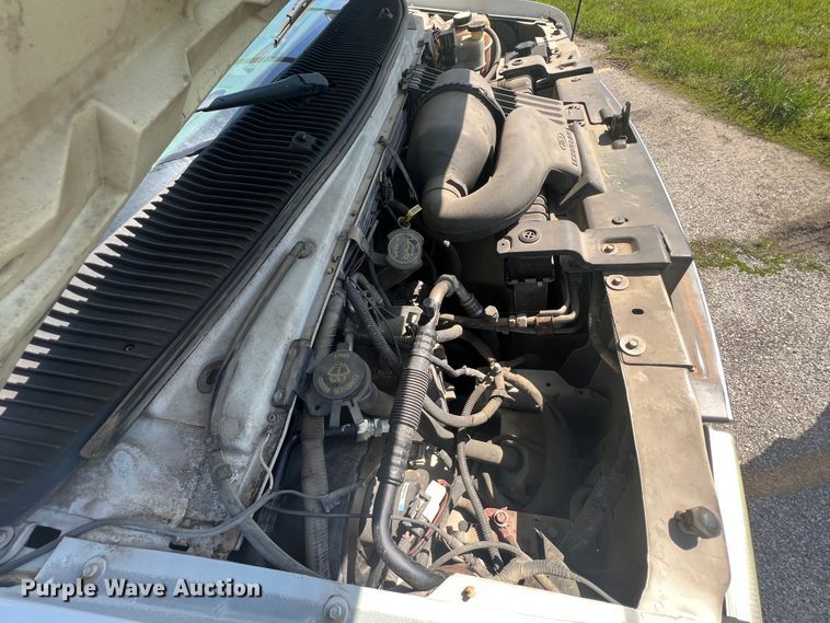 image for item HL9024 2006 Ford E350 Super Duty  shuttle bus