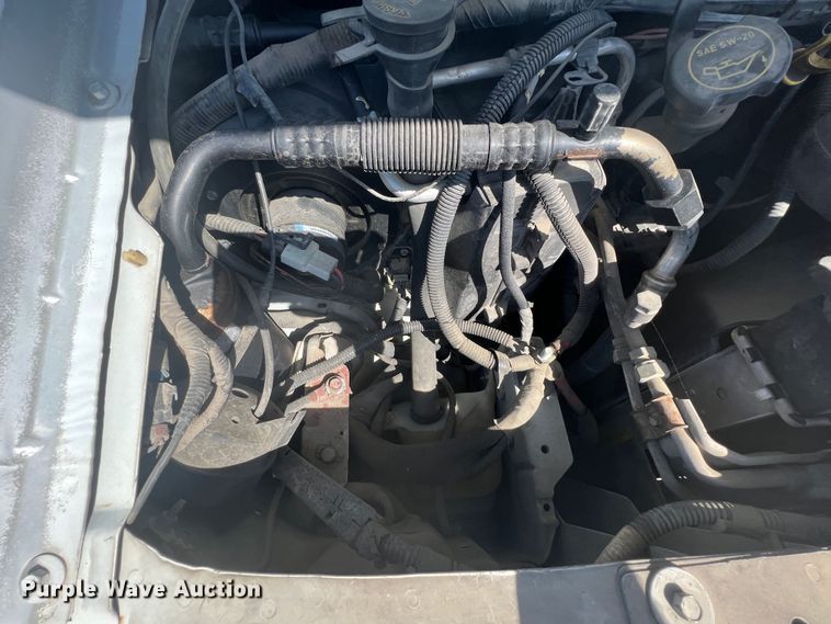 image for item HL9024 2006 Ford E350 Super Duty  shuttle bus