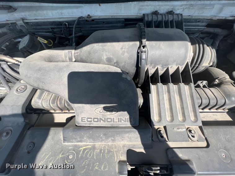 image for item HL9024 2006 Ford E350 Super Duty  shuttle bus