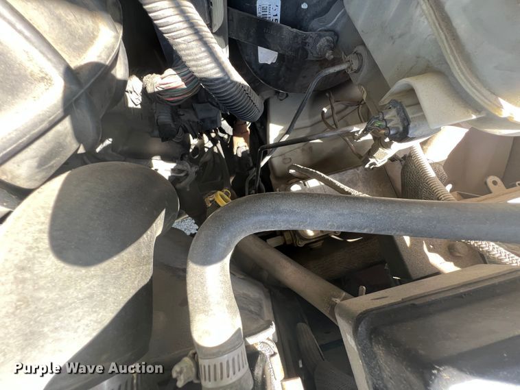 image for item HL9024 2006 Ford E350 Super Duty  shuttle bus