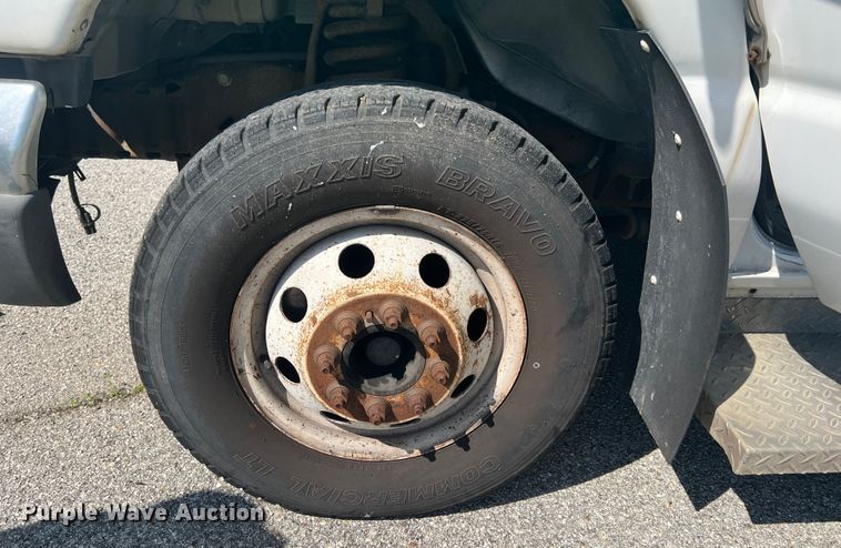 image for item HL9024 2006 Ford E350 Super Duty  shuttle bus