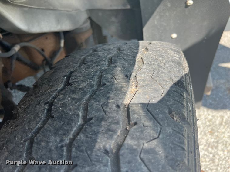 image for item HL9024 2006 Ford E350 Super Duty  shuttle bus