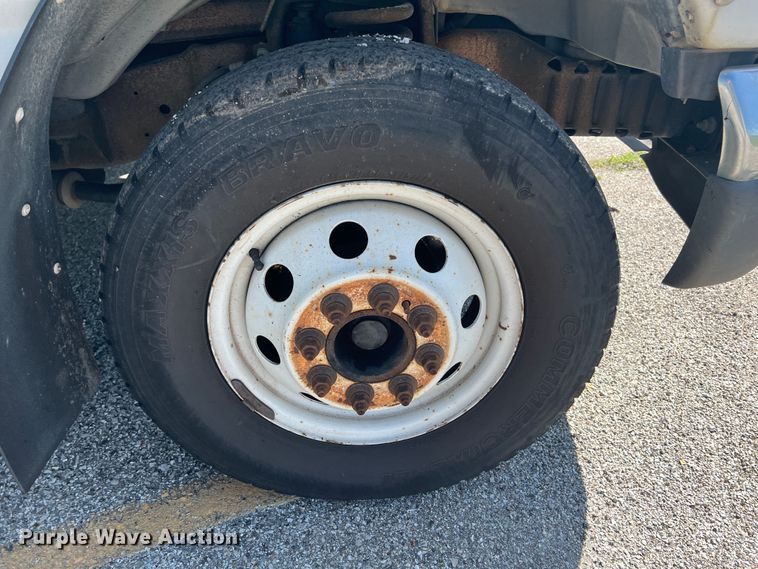 image for item HL9024 2006 Ford E350 Super Duty  shuttle bus