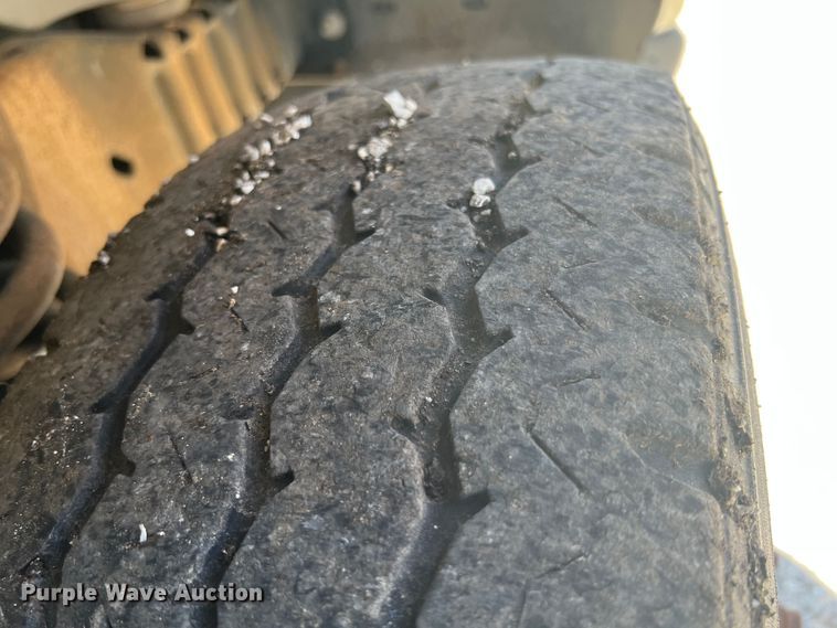 image for item HL9024 2006 Ford E350 Super Duty  shuttle bus