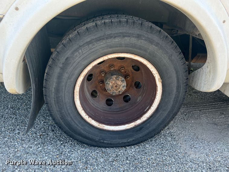 image for item HL9024 2006 Ford E350 Super Duty  shuttle bus