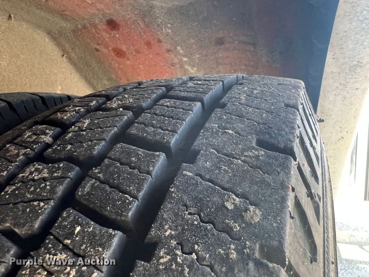 image for item HL9024 2006 Ford E350 Super Duty  shuttle bus