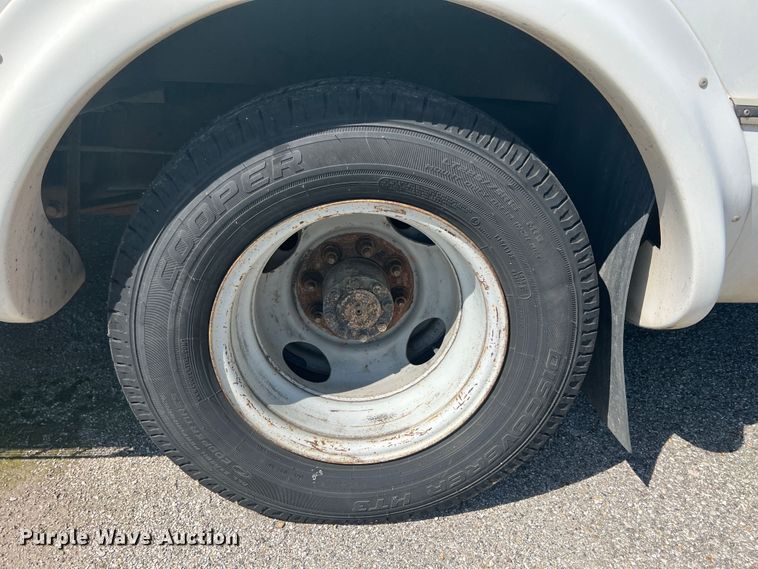 image for item HL9024 2006 Ford E350 Super Duty  shuttle bus