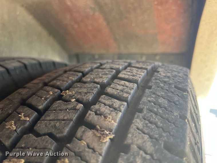 image for item HL9024 2006 Ford E350 Super Duty  shuttle bus