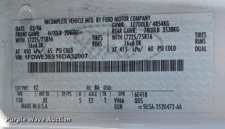 image for item HL9024 2006 Ford E350 Super Duty  shuttle bus