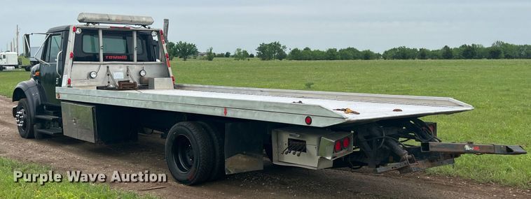 image for item HL9025 1997 International 4700  rollback truck