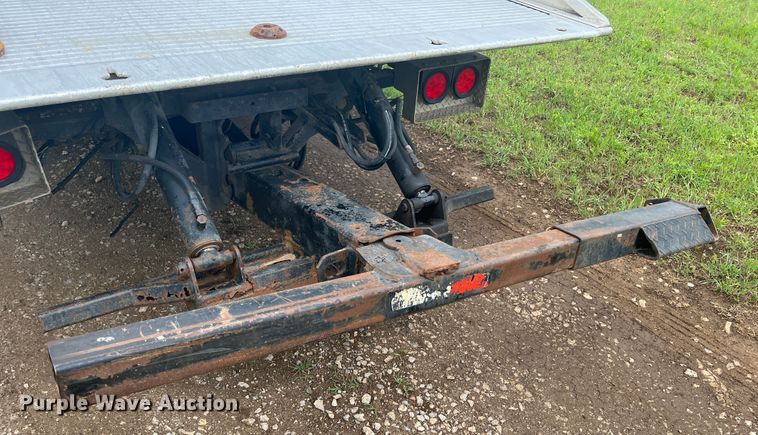 image for item HL9025 1997 International 4700  rollback truck