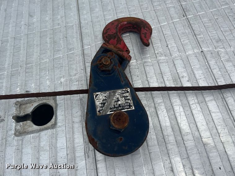 image for item HL9025 1997 International 4700  rollback truck