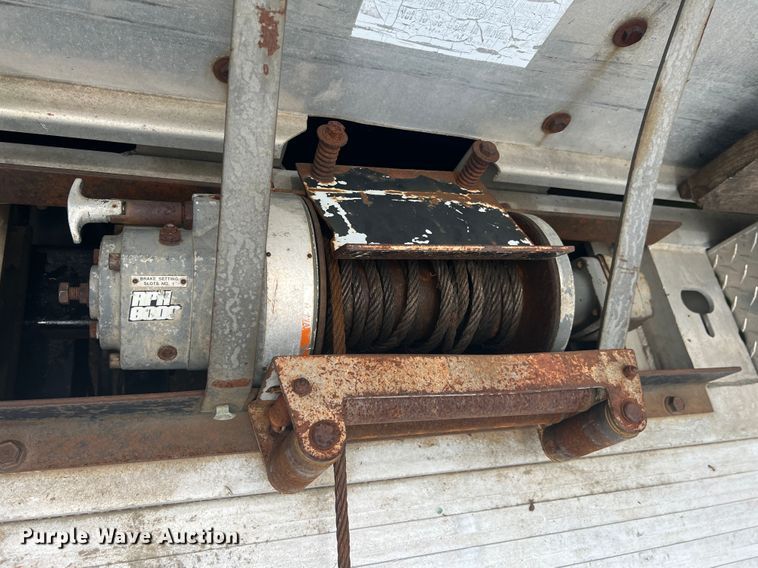 image for item HL9025 1997 International 4700  rollback truck