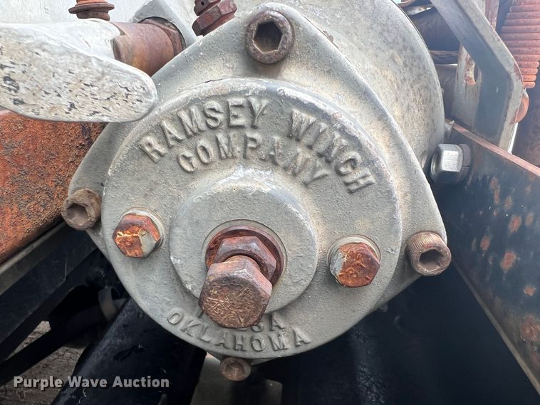 image for item HL9025 1997 International 4700  rollback truck