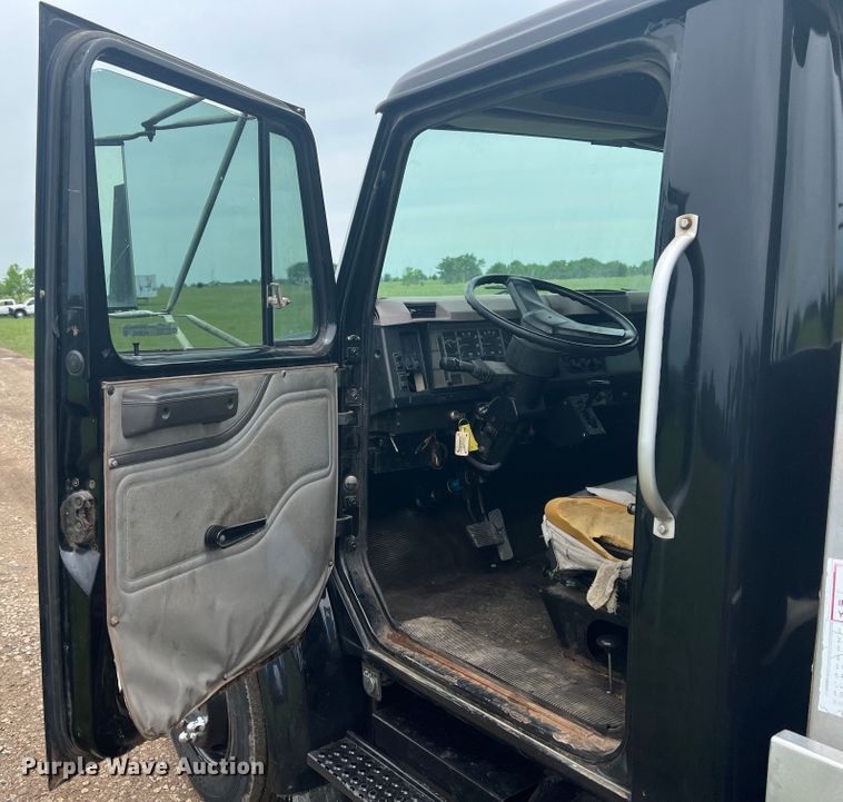 image for item HL9025 1997 International 4700  rollback truck