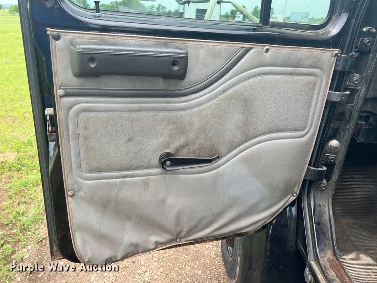 image for item HL9025 1997 International 4700  rollback truck