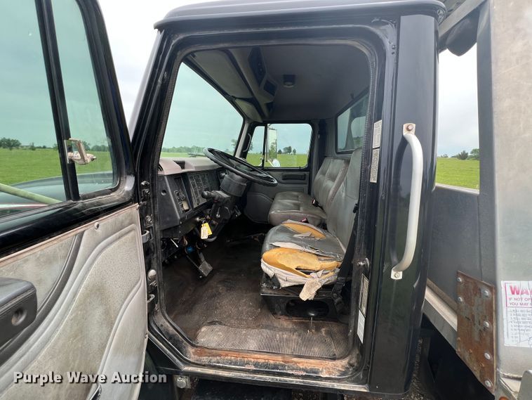 image for item HL9025 1997 International 4700  rollback truck