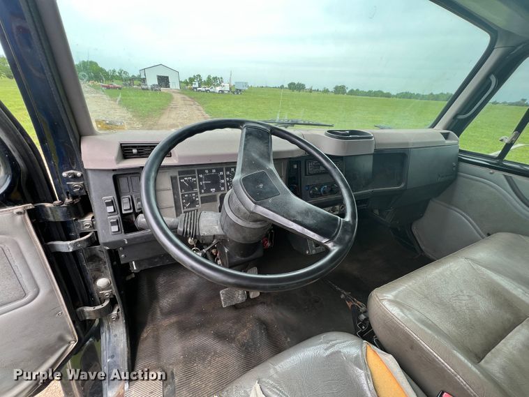 image for item HL9025 1997 International 4700  rollback truck