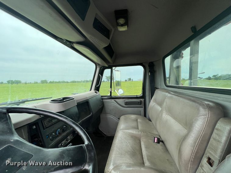 image for item HL9025 1997 International 4700  rollback truck