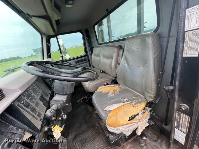 image for item HL9025 1997 International 4700  rollback truck