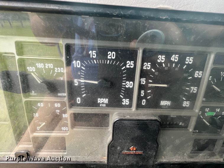 image for item HL9025 1997 International 4700  rollback truck