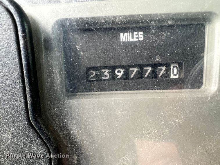 image for item HL9025 1997 International 4700  rollback truck