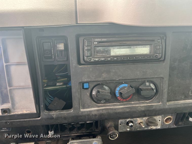 image for item HL9025 1997 International 4700  rollback truck