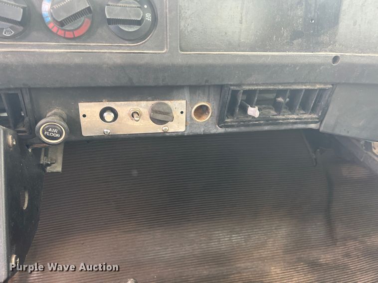 image for item HL9025 1997 International 4700  rollback truck