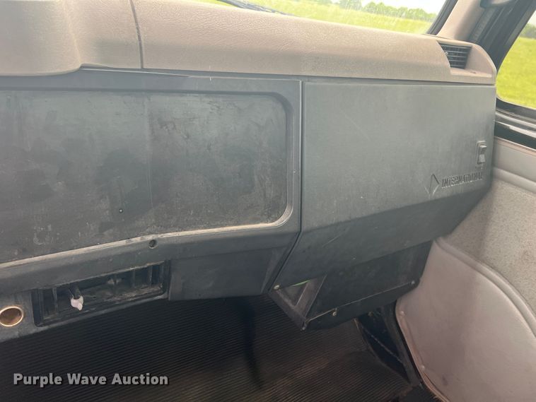 image for item HL9025 1997 International 4700  rollback truck