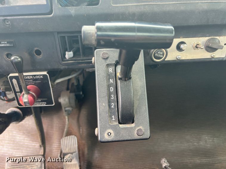 image for item HL9025 1997 International 4700  rollback truck