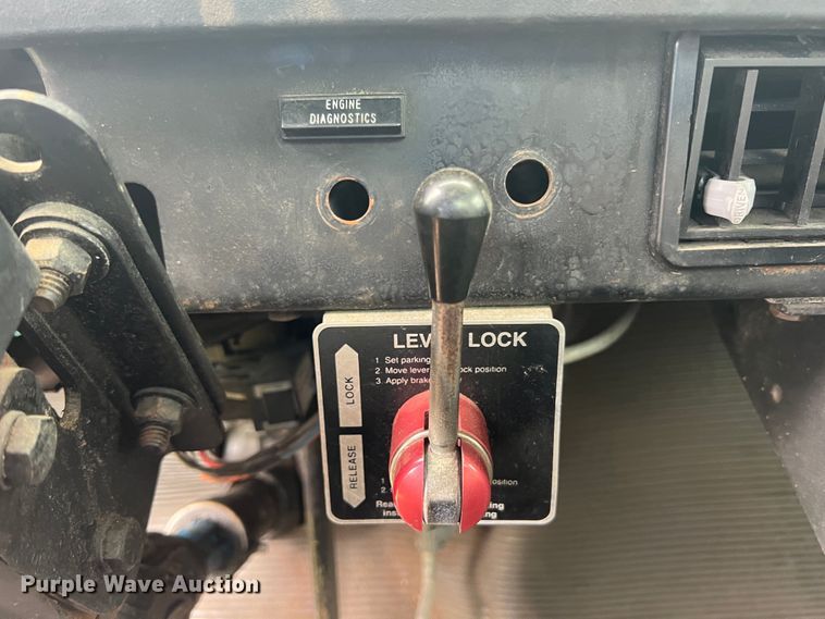 image for item HL9025 1997 International 4700  rollback truck