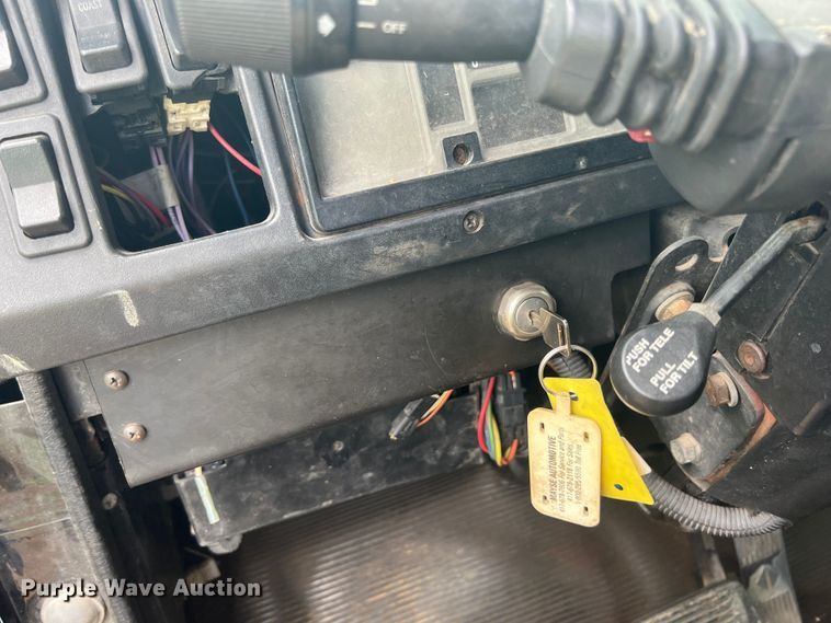 image for item HL9025 1997 International 4700  rollback truck