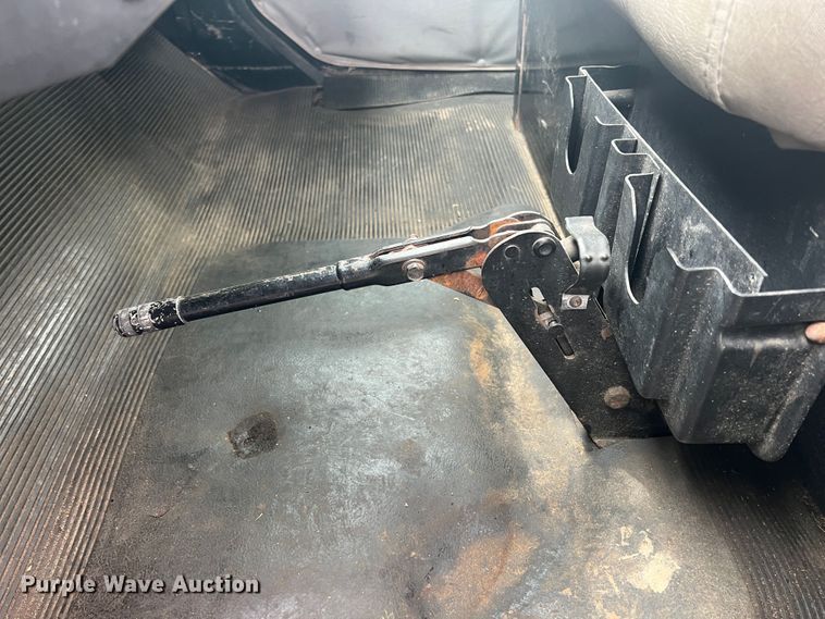 image for item HL9025 1997 International 4700  rollback truck