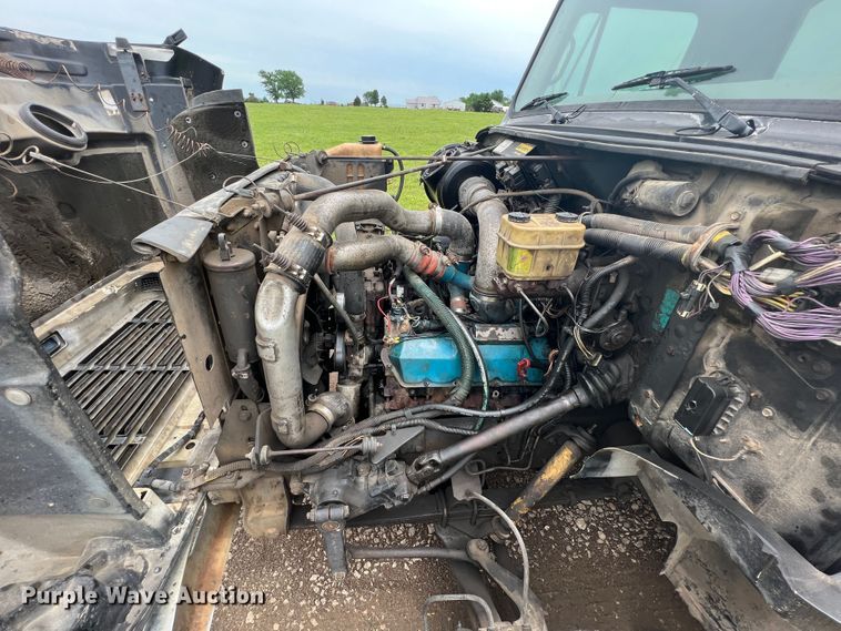 image for item HL9025 1997 International 4700  rollback truck