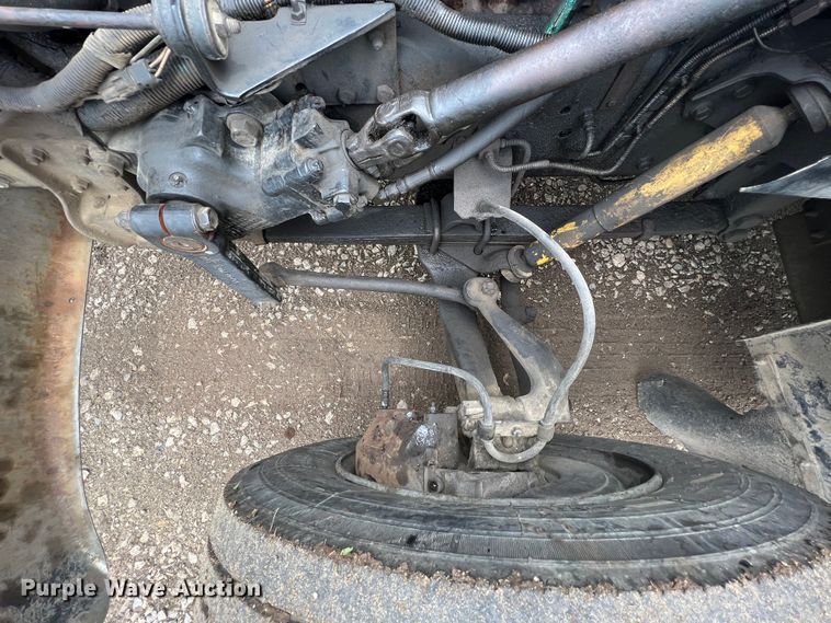 image for item HL9025 1997 International 4700  rollback truck