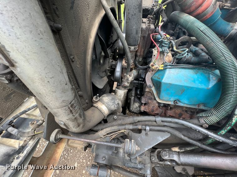 image for item HL9025 1997 International 4700  rollback truck