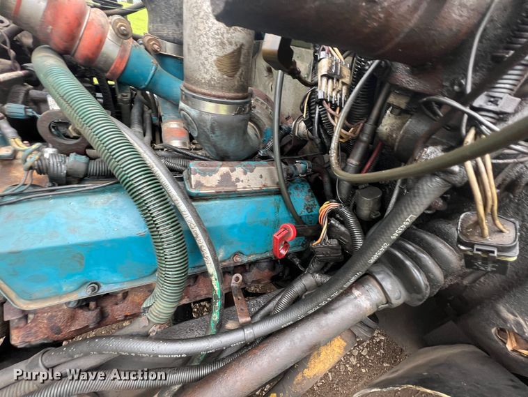 image for item HL9025 1997 International 4700  rollback truck