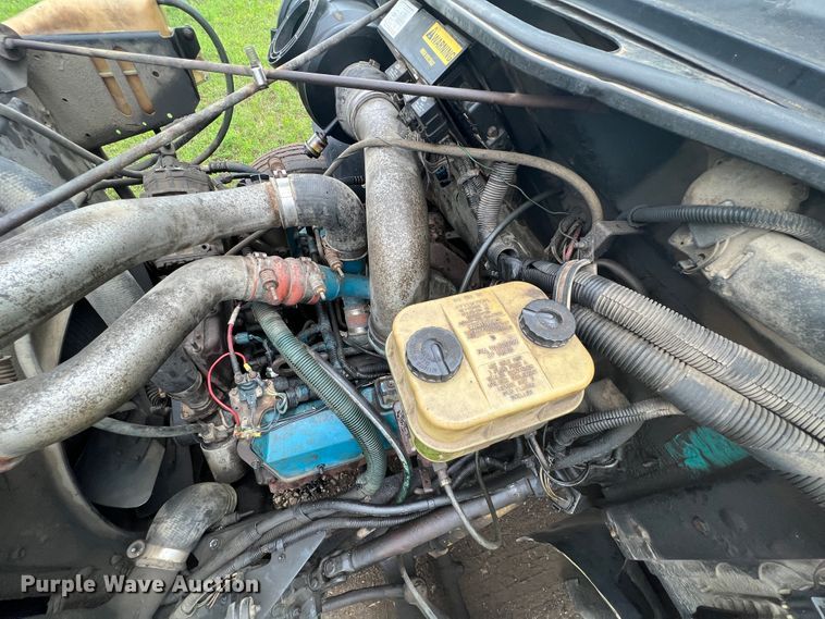 image for item HL9025 1997 International 4700  rollback truck