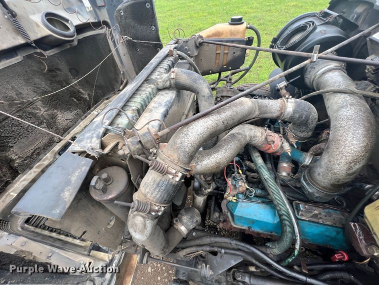 image for item HL9025 1997 International 4700  rollback truck