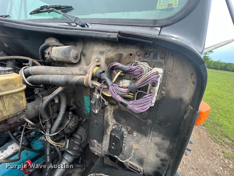 image for item HL9025 1997 International 4700  rollback truck