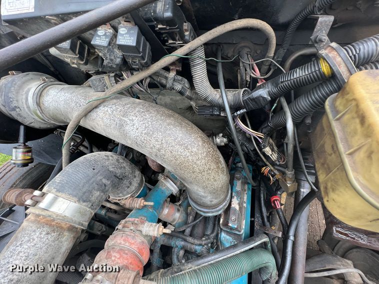 image for item HL9025 1997 International 4700  rollback truck