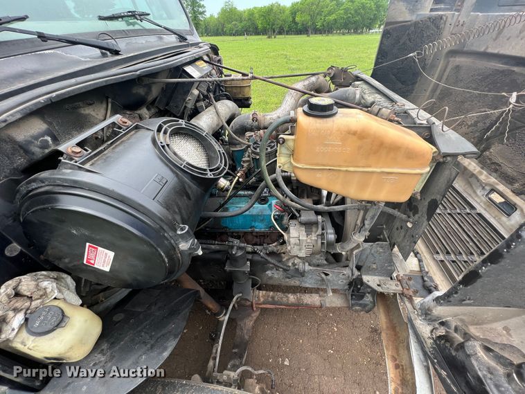 image for item HL9025 1997 International 4700  rollback truck